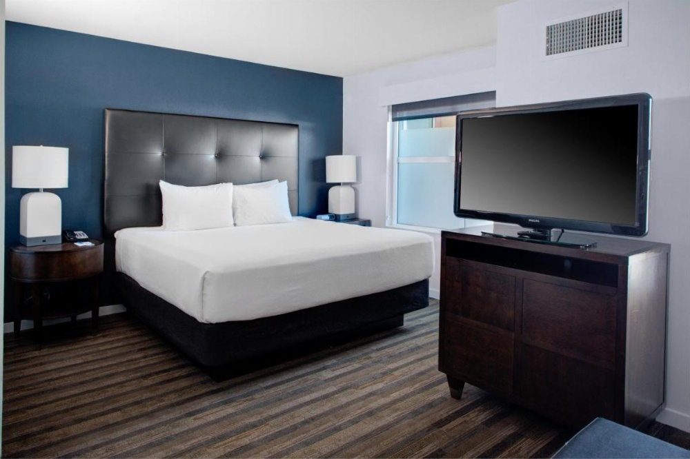 One-Bedroom King Suite with Accessible Tub - Disability Access
